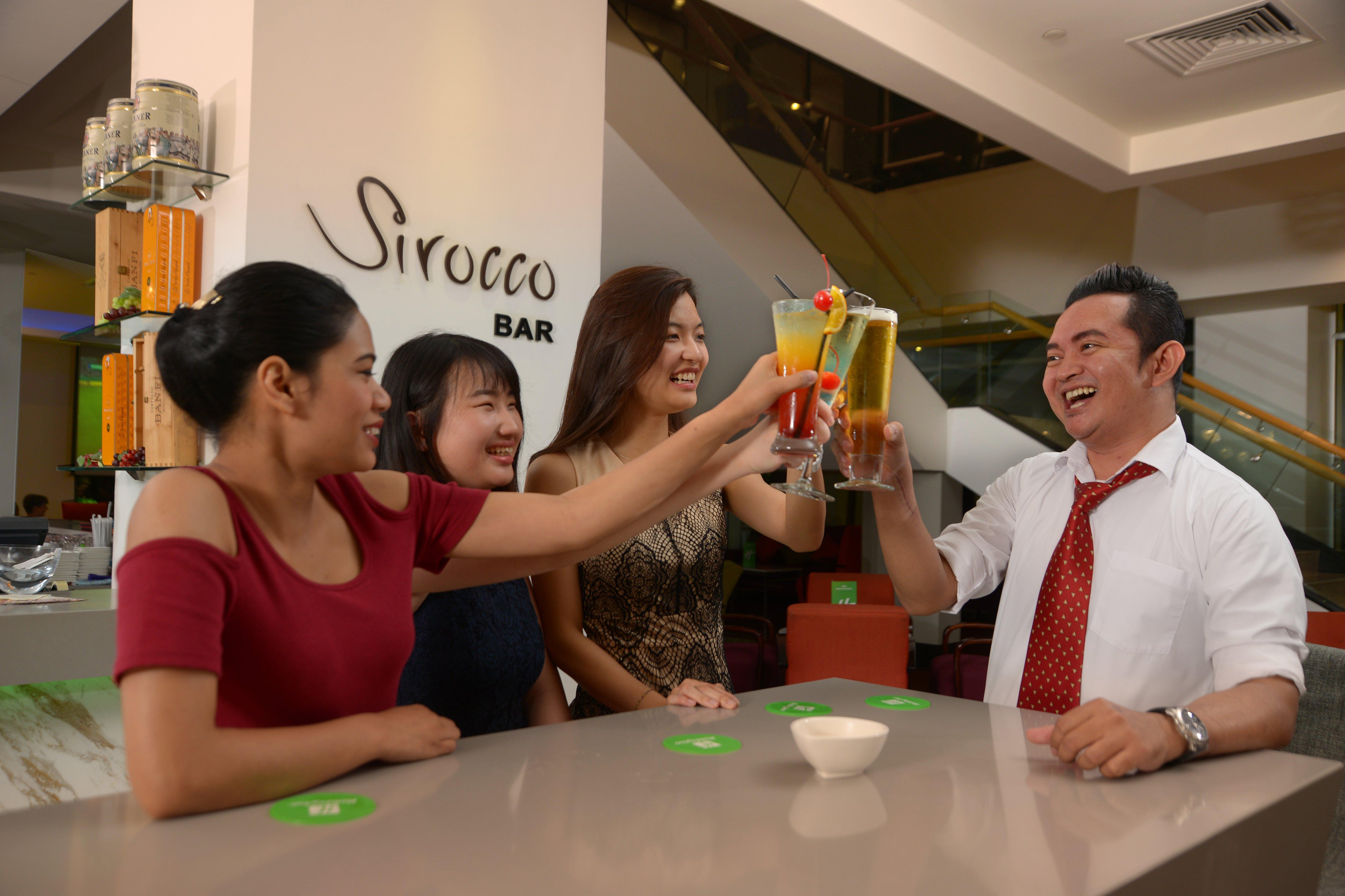 Holiday Inn Melaka By Ihg Exterior photo A bar in a hotel