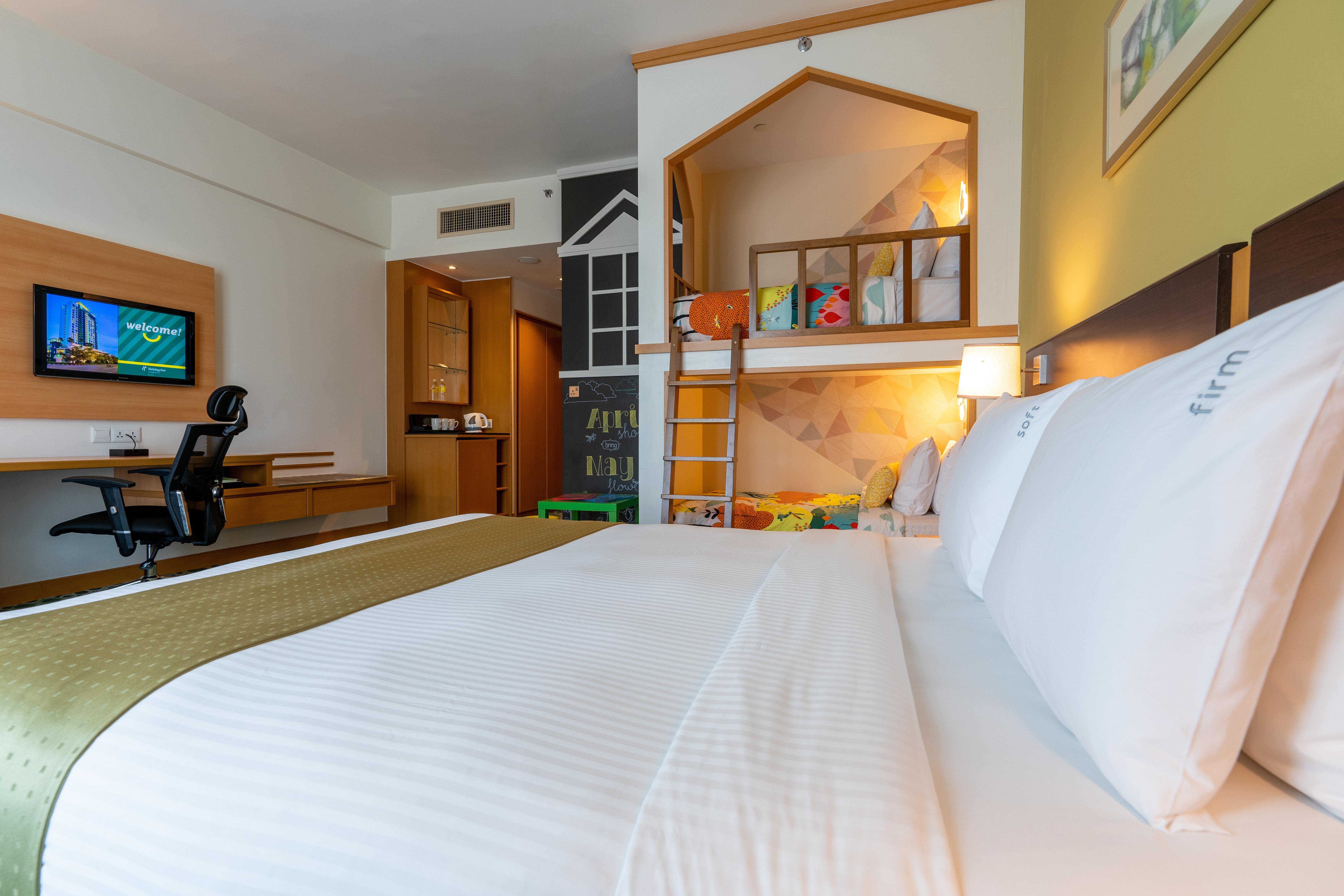 Holiday Inn Melaka By Ihg Exterior photo Family room