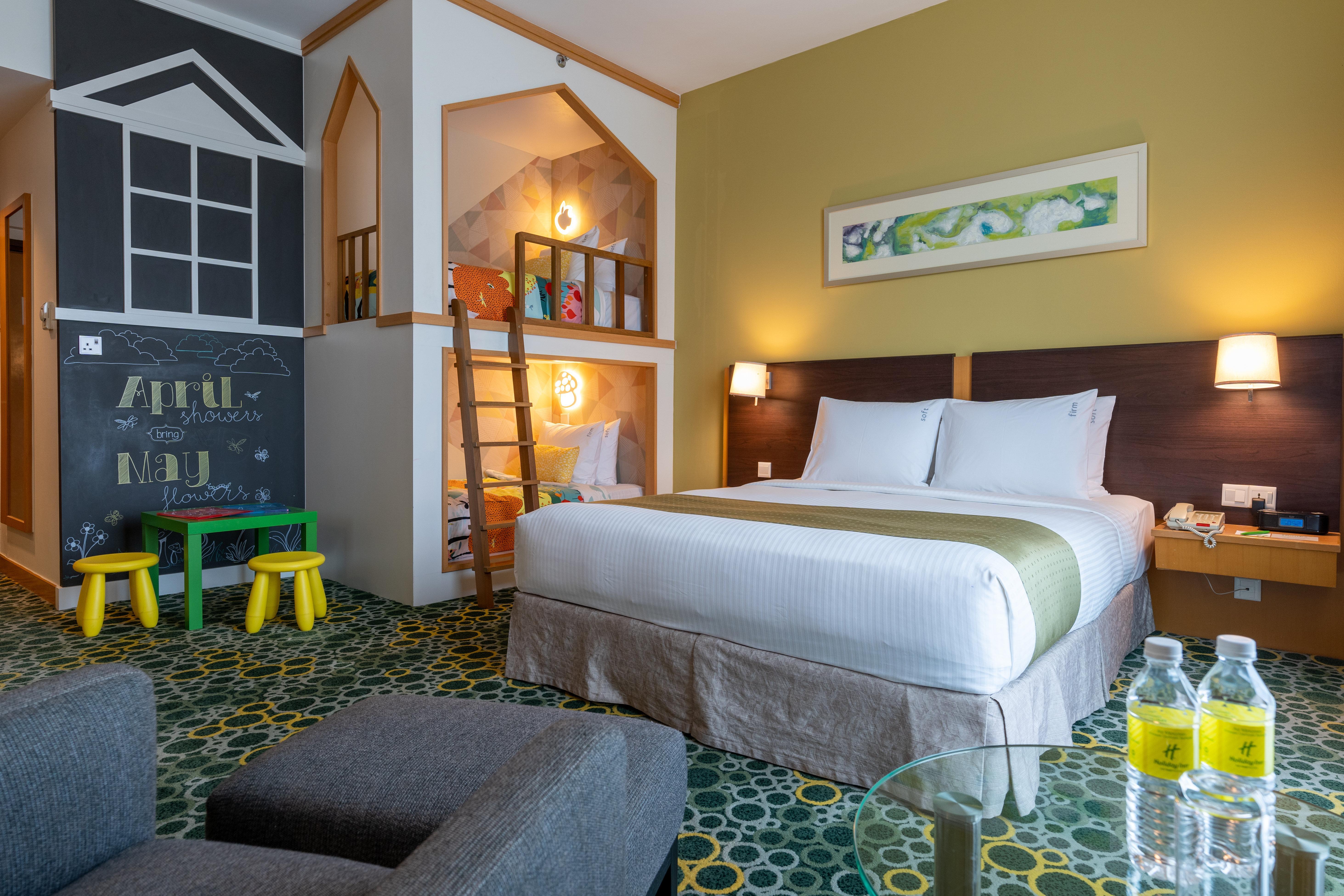 Holiday Inn Melaka By Ihg Exterior photo Family room at the hotel