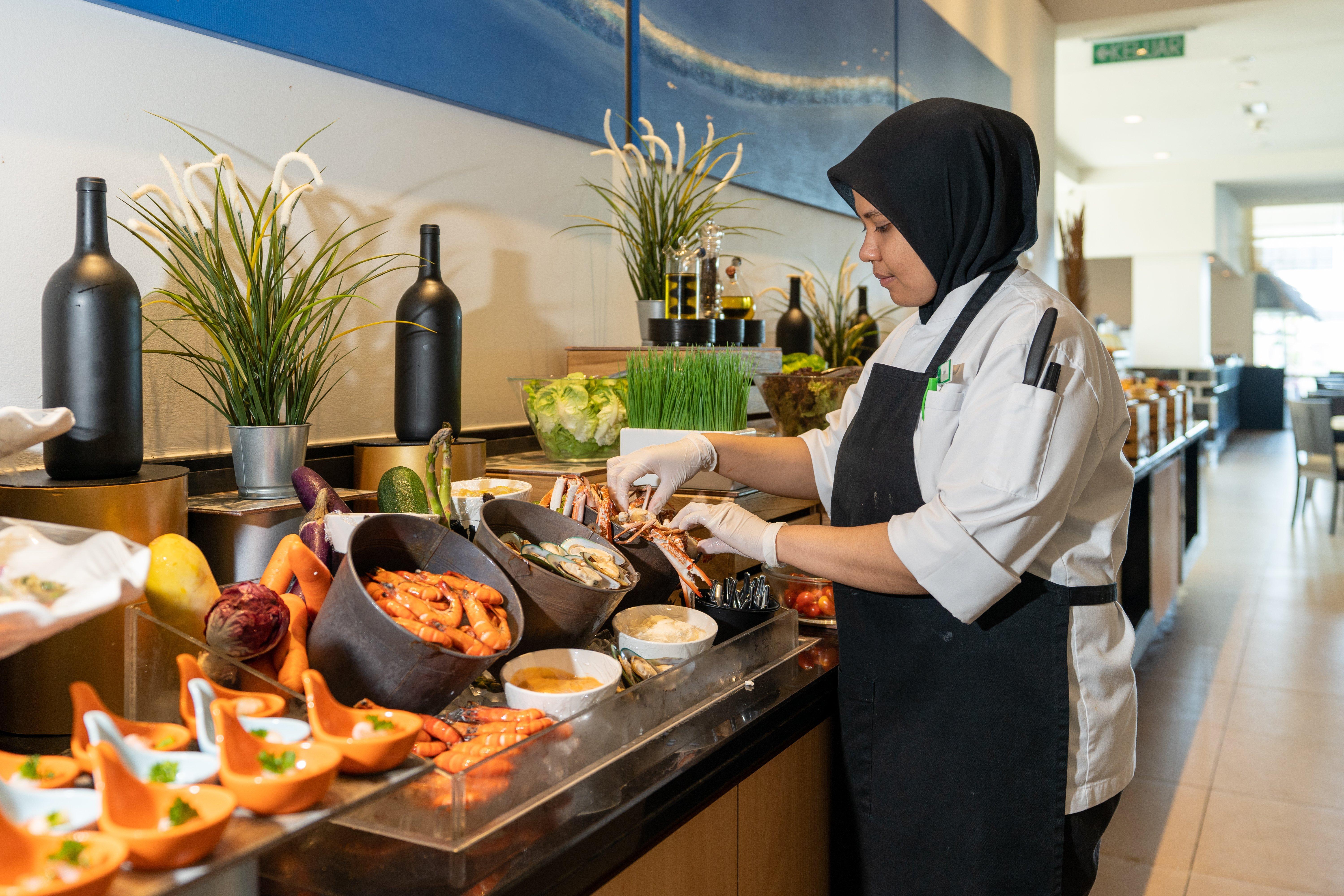 Holiday Inn Melaka By Ihg Exterior photo A female chef working at the airport