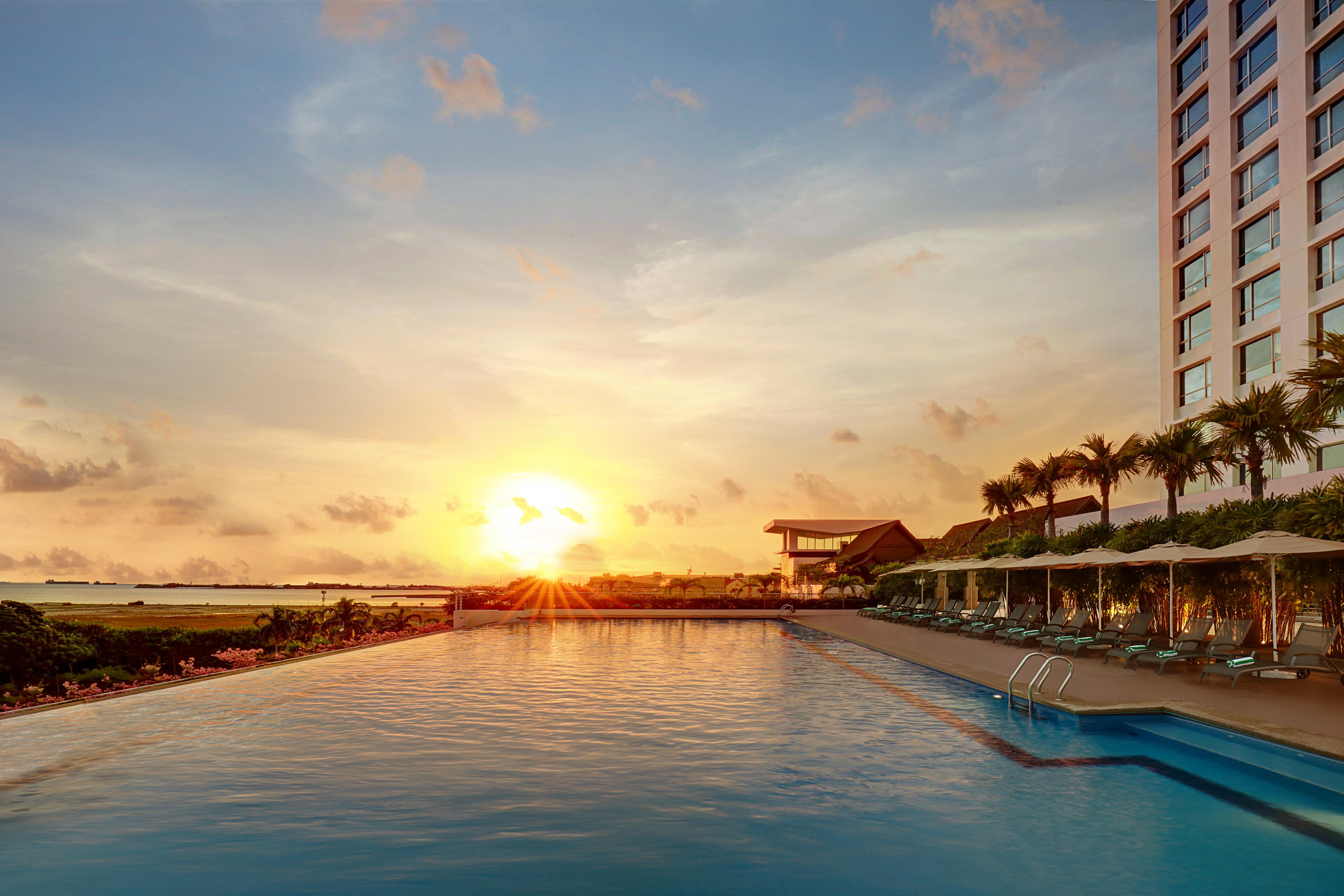 Holiday Inn Melaka By Ihg Exterior photo Sunset at the pool