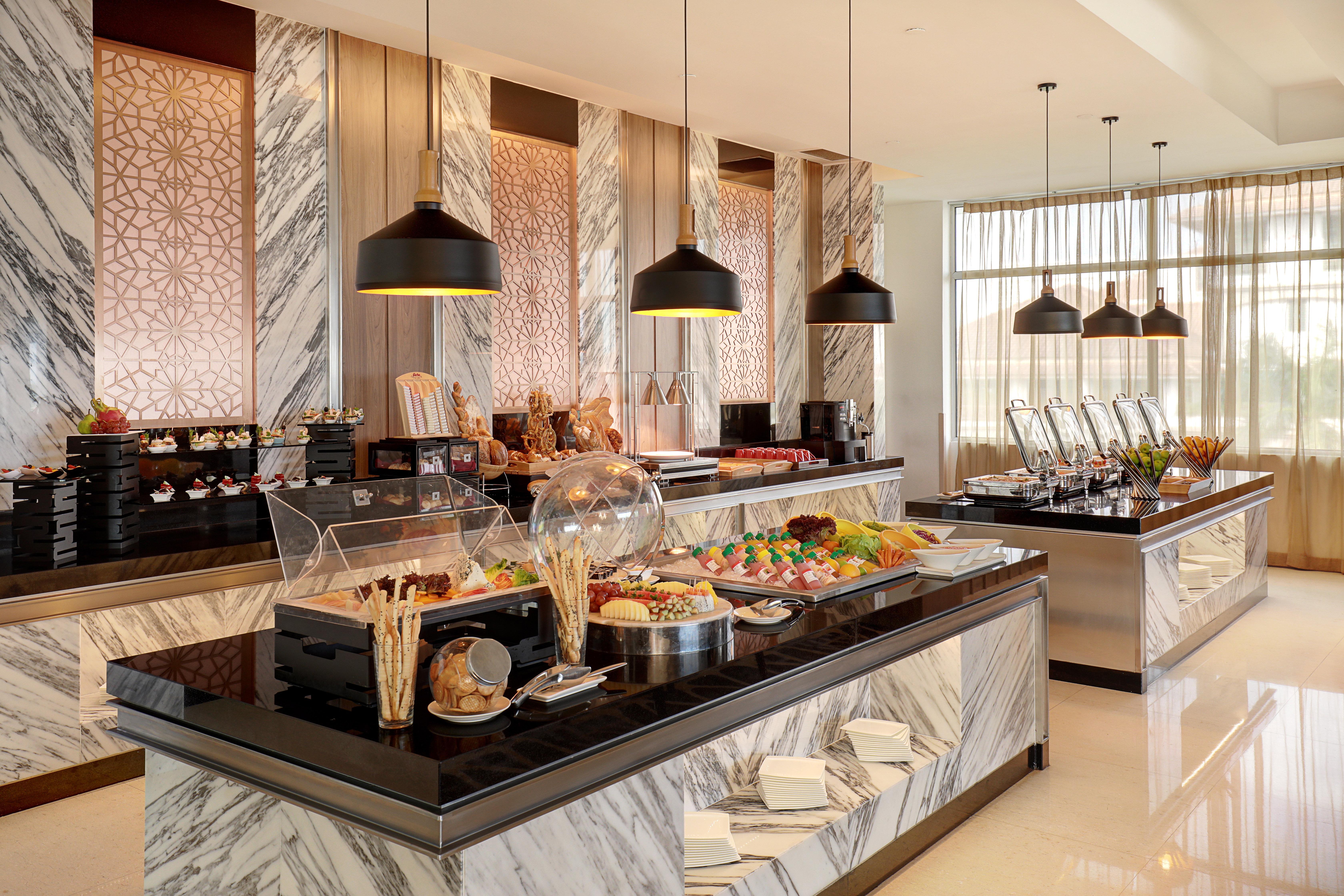 Holiday Inn Melaka By Ihg Exterior photo The buffet at the hotel