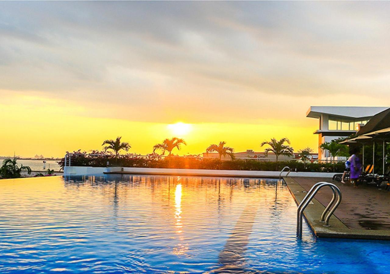Holiday Inn Melaka By Ihg Exterior photo Sunset at the pool