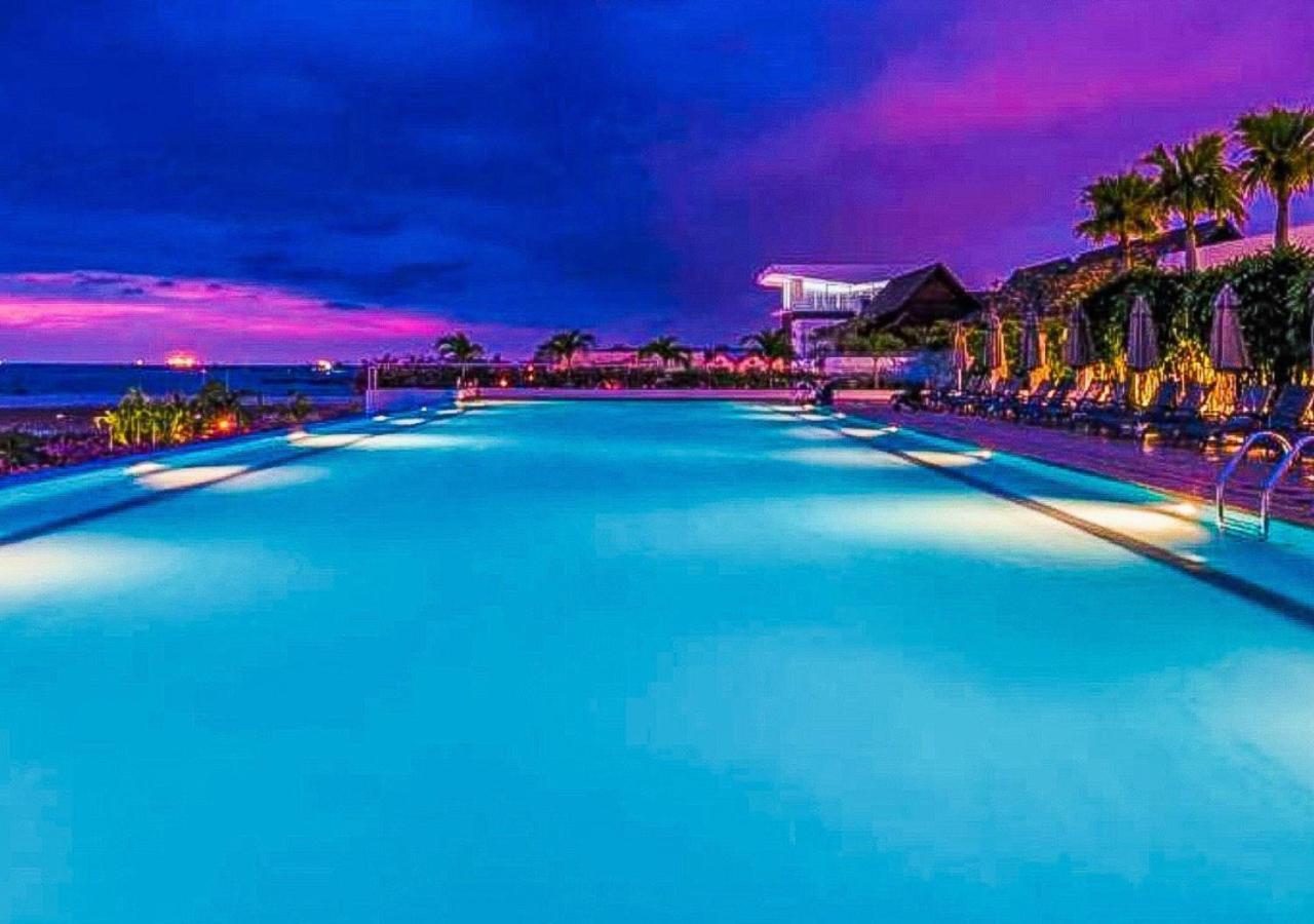 Holiday Inn Melaka By Ihg Exterior photo Infinity pool at the Hard Rock Hotel in Cancun, Mexico