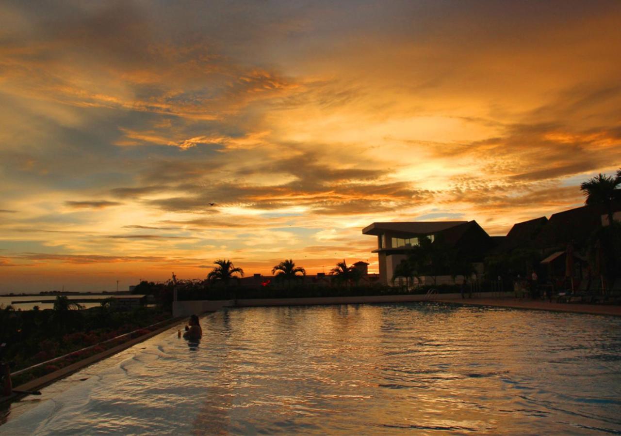 Holiday Inn Melaka By Ihg Exterior photo Sunset at the beach