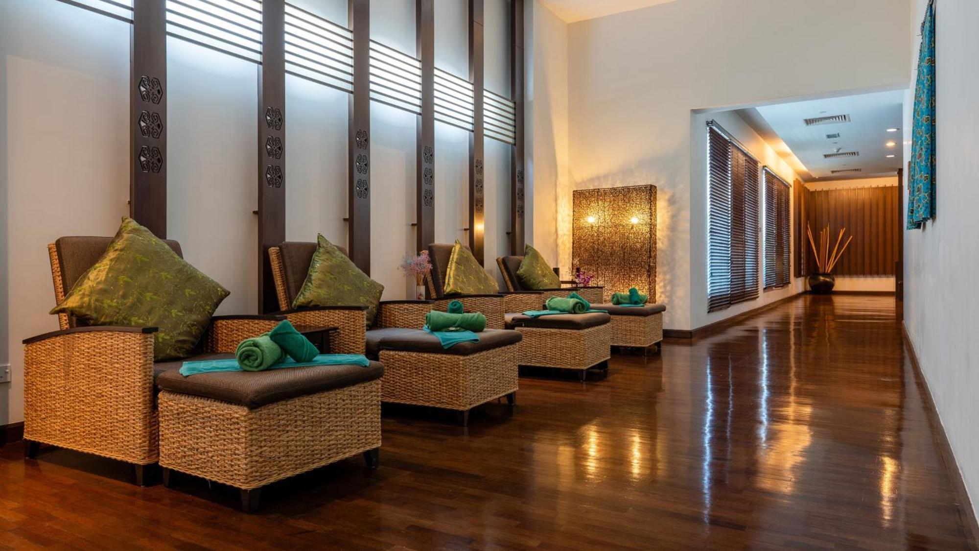 Holiday Inn Melaka By Ihg Exterior photo The waiting area at the airport